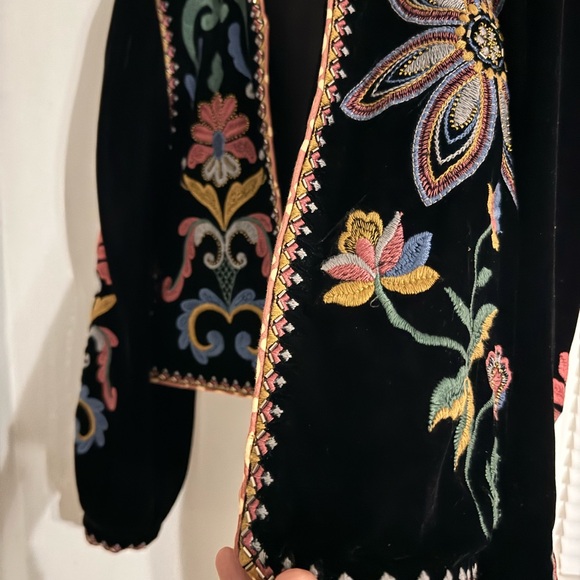 Zara Black Velvet Cropped Jacket with Multicolor Floral Embroidery - Picture 2 of 11
